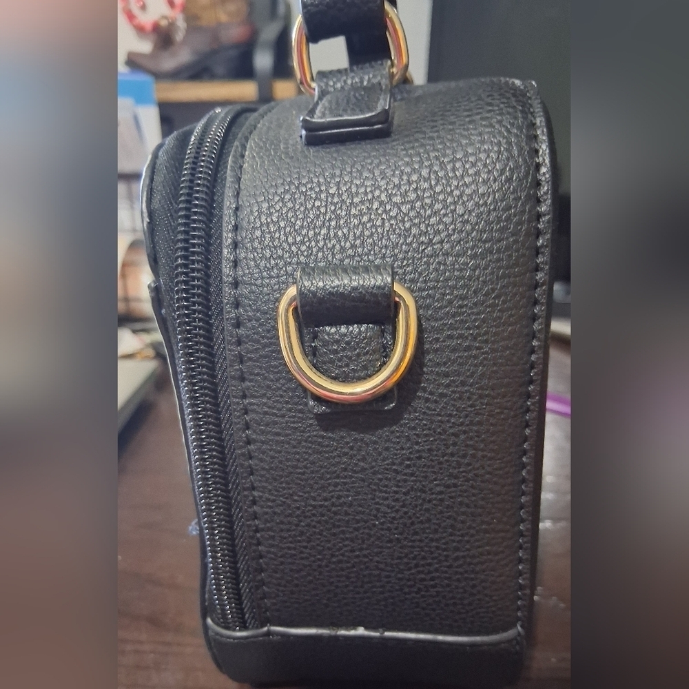 Tommy Hilfiger Camera/Crossbody Bag. - Picture 8 of 9